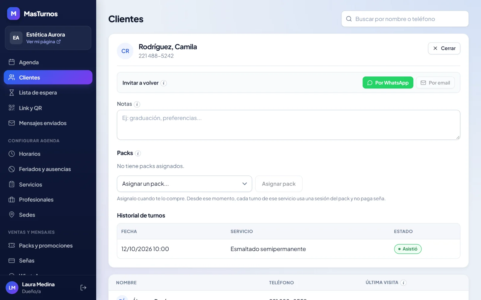 Ficha de una clienta con Invitar a volver, notas, packs e historial de turnos